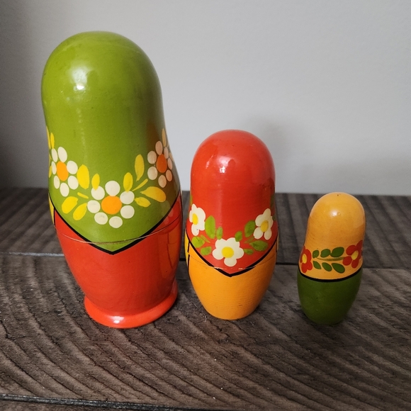 Vintage Russian Made in USSR Nesting Dolls 3 Piece Handpainted Set - Picture 4 of 6